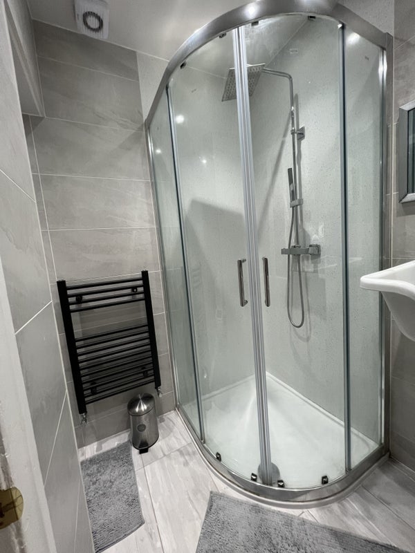 Double room with private bathroom to rent - student accommodation in Perivale - img_6