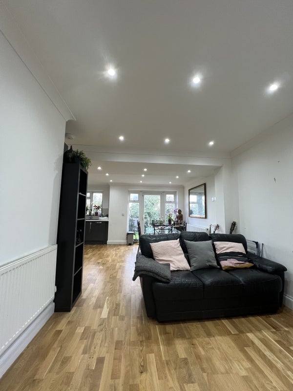 Double room with private bathroom to rent - student accommodation in Perivale - img_2