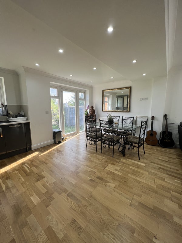 Double room with private bathroom to rent - student accommodation in Perivale - img_4