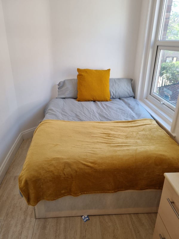 Double rooms with personal bathrooms (offsuites) - student accommodation in Southsea - img_8