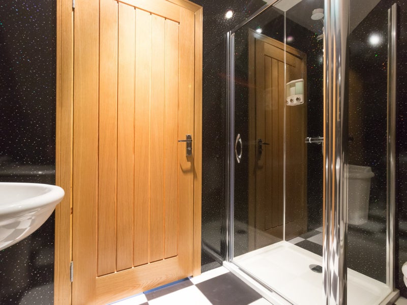 Double with ensuite  in large town house - student accommodation in Montrose - img_4
