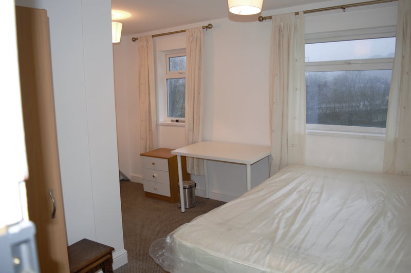 En suite Rooms to Let - student accommodation in Treforest - img_2