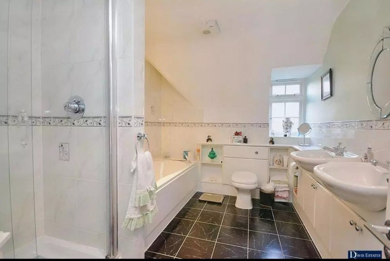 Ensuite and non ensuite rooms to let. Gidea park - student accommodation in London - img_5