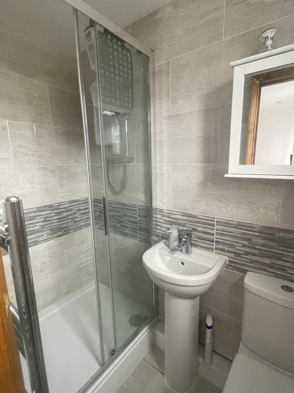 en-suite double bedroom fully furnished - student accommodation in Canning Town - img_7