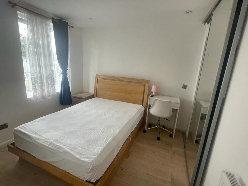 en-suite double bedroom fully furnished - student accommodation in Canning Town - img_5