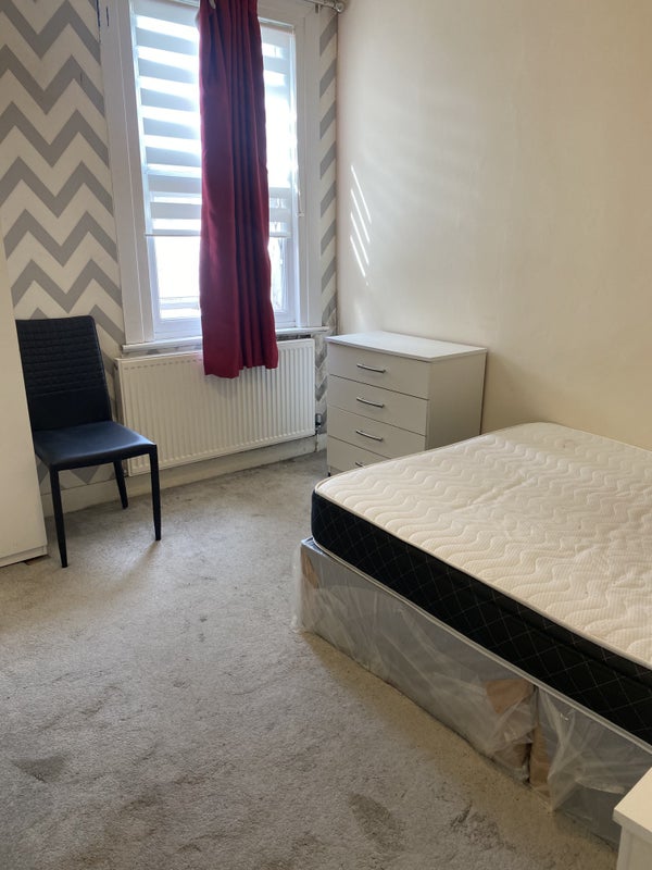 Ensuite double bedroom - student accommodation in Chelmsford - img_8