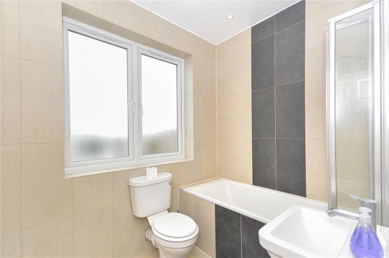 Ensuite Double Room available now - student accommodation in Mitcham - img_4