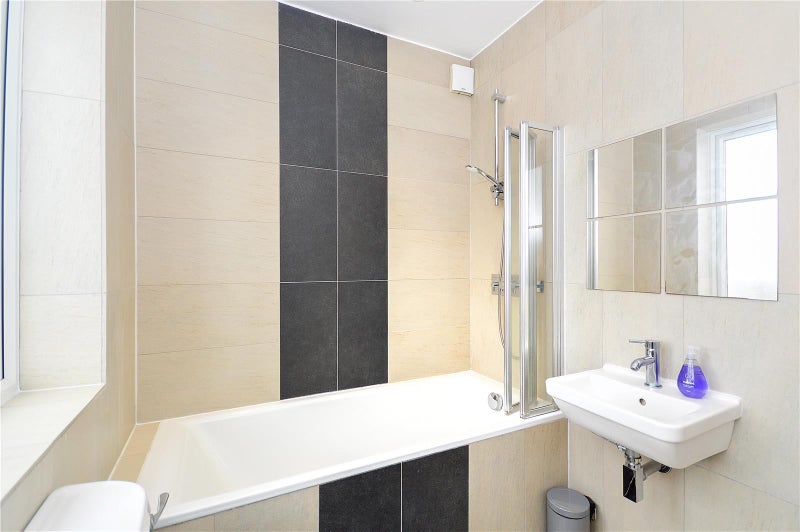 Ensuite Double Room available now - student accommodation in Mitcham - img_3