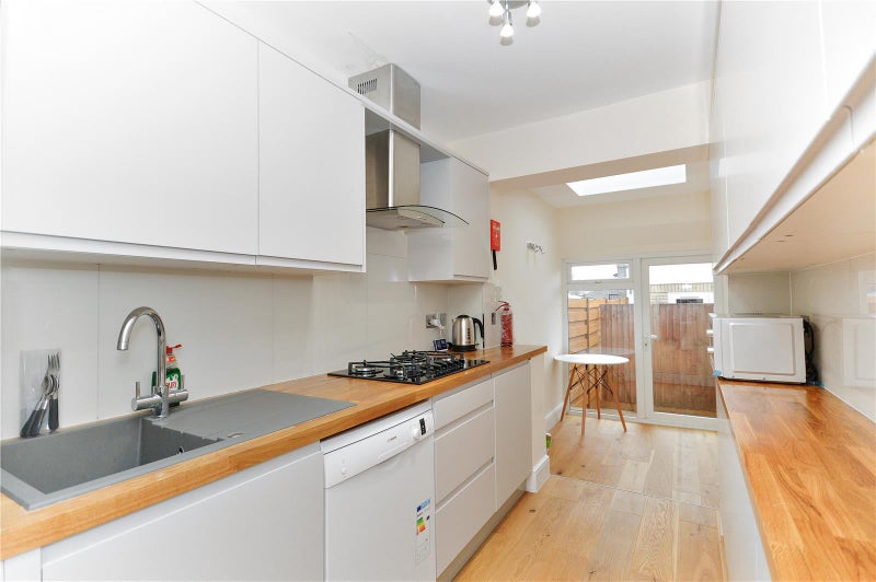 Ensuite Double Room available now - student accommodation in Mitcham - img_2
