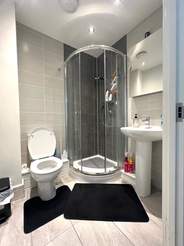 En-suite double room with balcony near university - student accommodation in Hanley - img_2