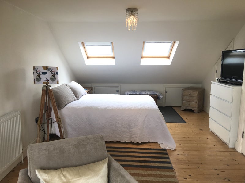 Ensuite loft near tube - quiet house - student accommodation in Ruislip - img_6