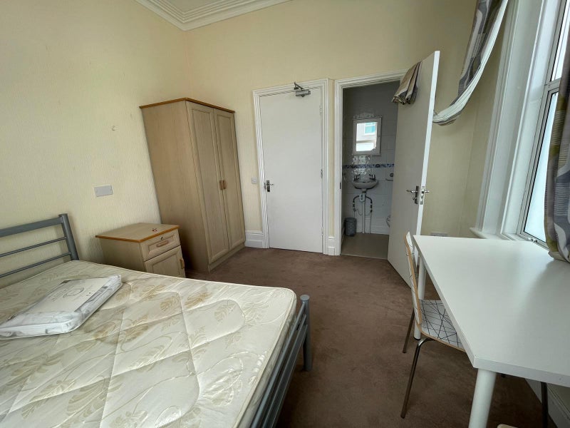Ensuite Room Available - student accommodation in Cheltenham - img_1