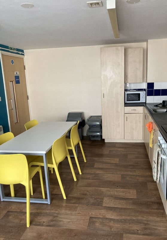 Ensuite room, Burley Road student accommodation - student accommodation in Leeds - img_2