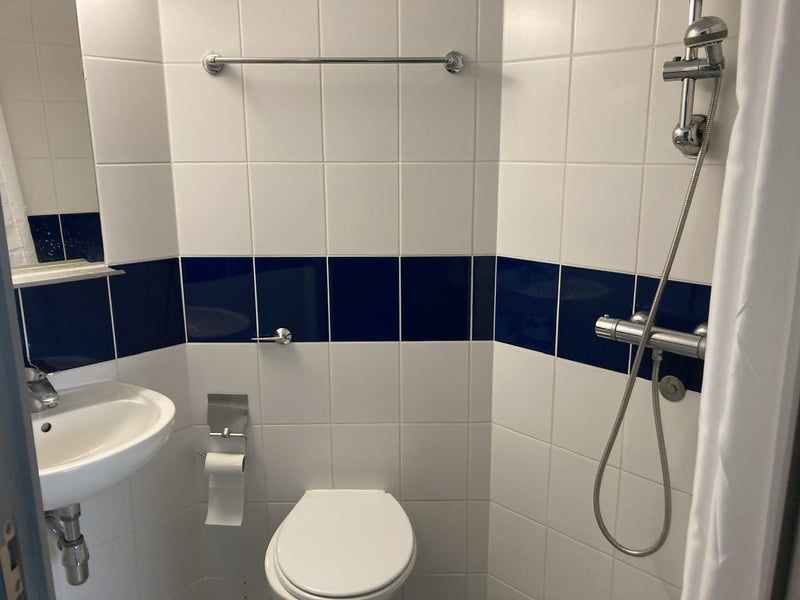 Ensuite room, Burley Road student accommodation - student accommodation in Leeds - img_3