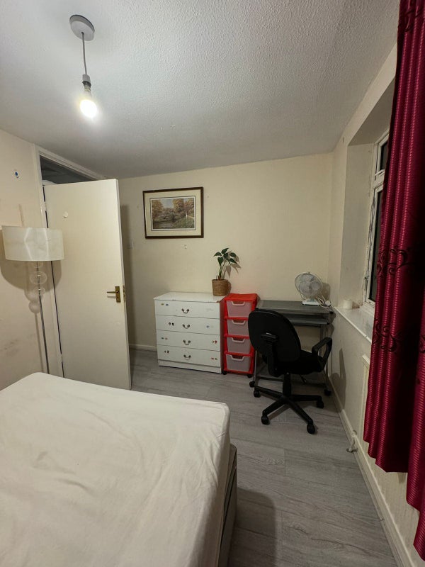 Ensuite room for rent near town - student accommodation in Woking - img_2