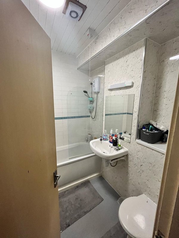 Ensuite Student Flat Urgent - student accommodation in Fallowfield - img_4