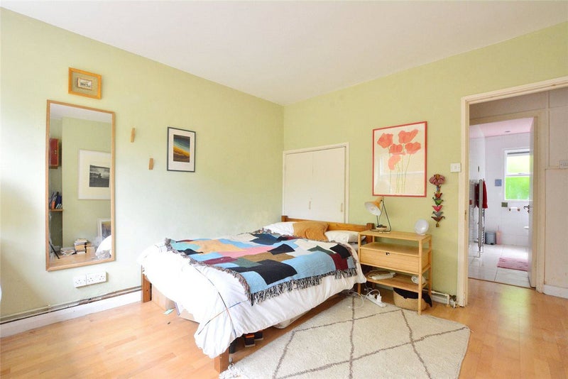 Entire 2 bed modernist flat (bills incl) SHORT LET - student accommodation in Blackheath - img_3
