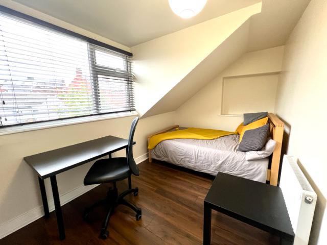 Fantastic double rooms available £495 month - student accommodation in Sheffield - img_3