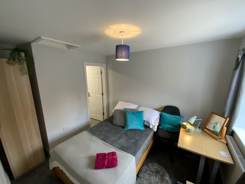Female preferred:  Spacious  Double Rooms!!  (18STJ) - student accommodation in Guildford - img_1
