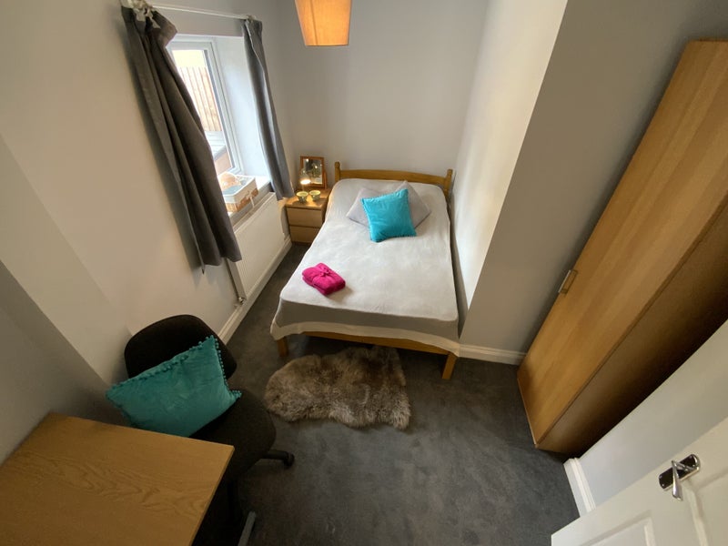 Female preferred:  Spacious  Double Rooms!!  (18STJ) - student accommodation in Guildford - img_8