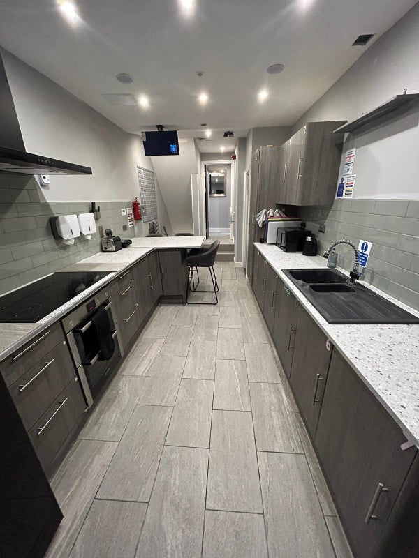 Fully Refurbished - 2 mins from the Train Station - student accommodation in Castleford - img_6