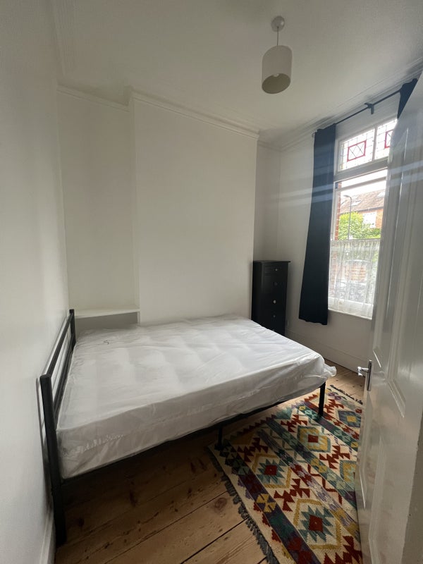 Furnished bedroom in lovely home - student accommodation in South Ealing - img_3