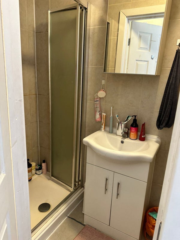 Furnished  single  spacious bedroom  en-suite - student accommodation in Hounslow West - img_3