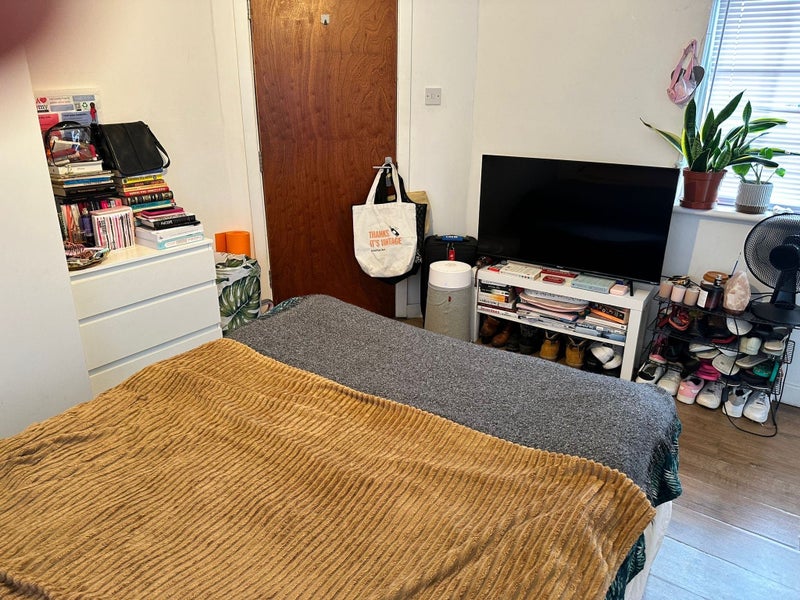 Furnished  single  spacious bedroom  en-suite - student accommodation in Hounslow West - img_2