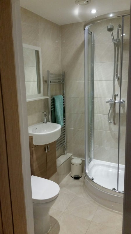 Great Double Bedroom Own Shower Room - student accommodation in Bracknell - img_5
