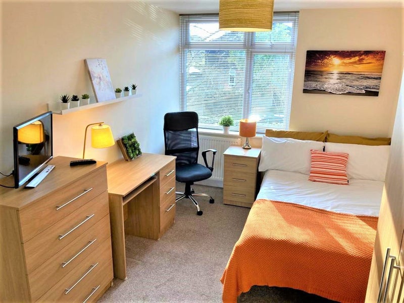 Great Double Bedroom Own Shower Room - student accommodation in Bracknell - img_6