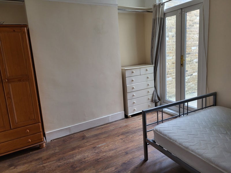 Spacious double room top level flat with balcony student accommodation in South Woodford - img_1