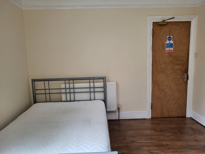 Spacious double room top level flat with balcony student accommodation in South Woodford - img_2
