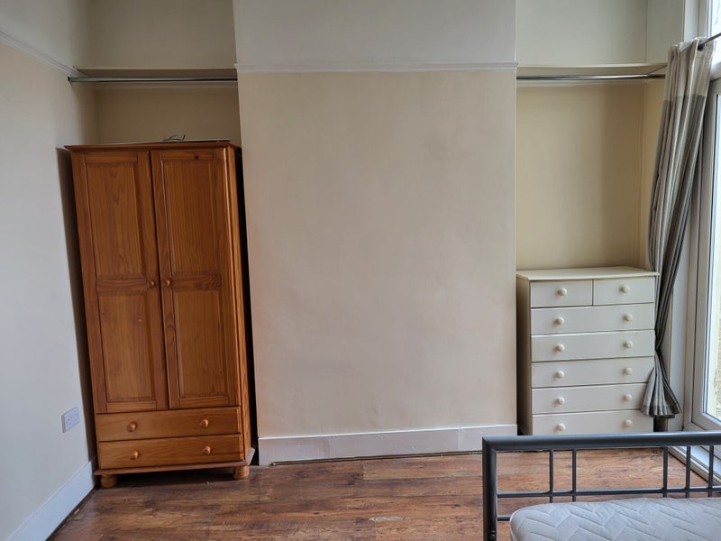 Spacious double room top level flat with balcony student accommodation in South Woodford - img_3