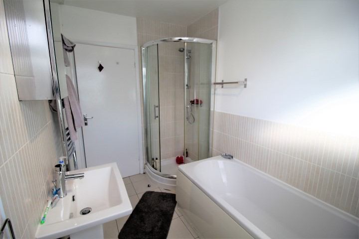Double room available in lovely Horsforth house student accommodation in Horsforth - img_8