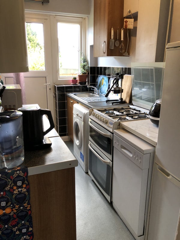 House  share  - for working female preferably - student accommodation in Dagenham - img_3