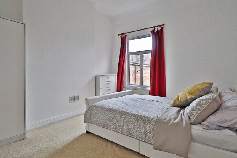 Large Bedroom  I Town Centre I Bills inclusive - student accommodation in Bedford - img_8