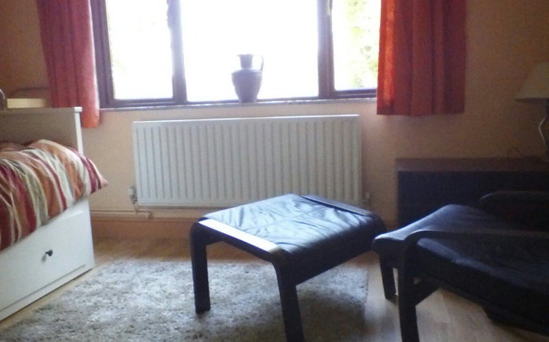Large bedsit with private fully fitted new kitchen - student accommodation in Woking - img_3