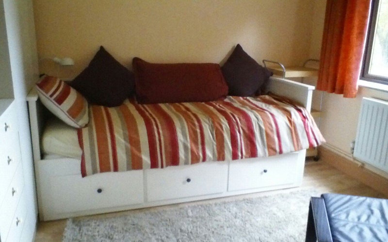Large bedsit with private fully fitted new kitchen - student accommodation in Woking - img_2
