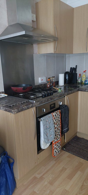 Large bedsit with private fully fitted new kitchen - student accommodation in Woking - img_1