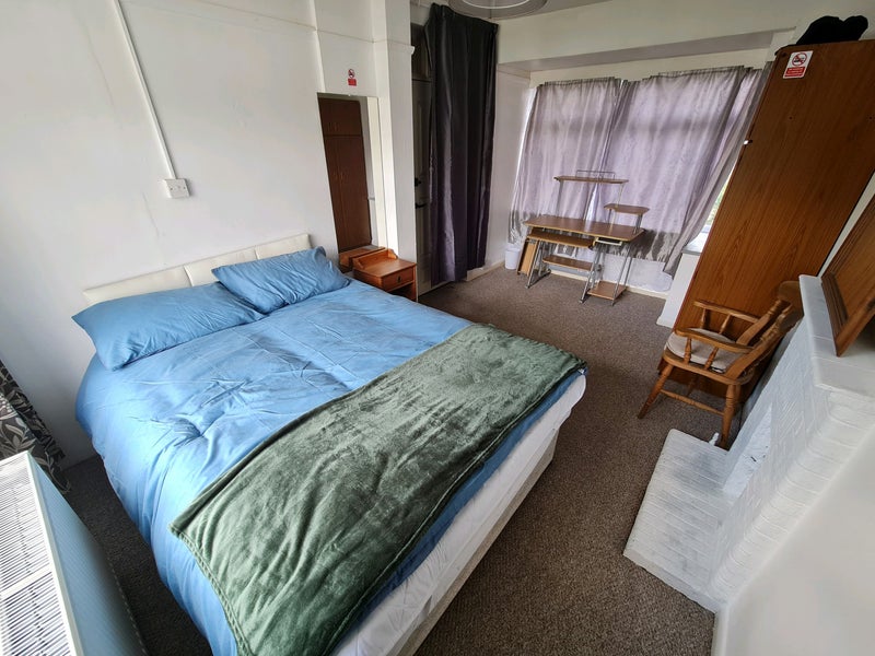 Large Double Bedroom Furnished- Available Immi - student accommodation in High Wycombe - img_7