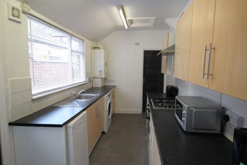 Large Double En-suite Room Available to let - student accommodation in Lincoln - img_6