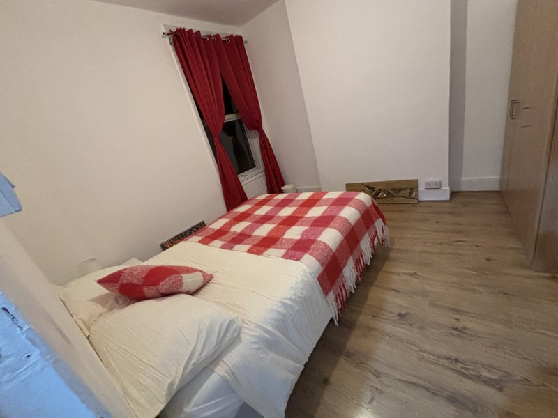Large Double Room available in Friendly House - student accommodation in Earlsfield - img_2