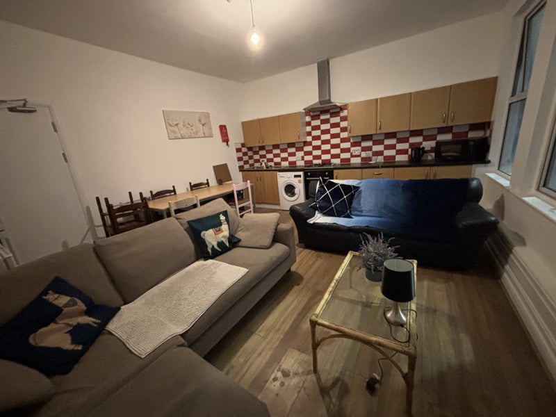 Large Double Room available in Friendly House - student accommodation in Earlsfield - img_5