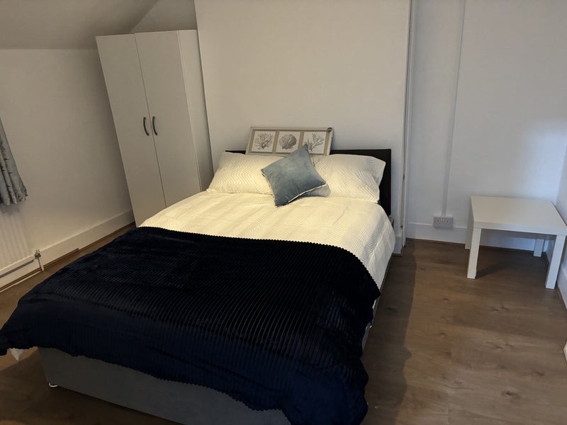 Large Double Room available in Friendly House - student accommodation in Earlsfield - img_1