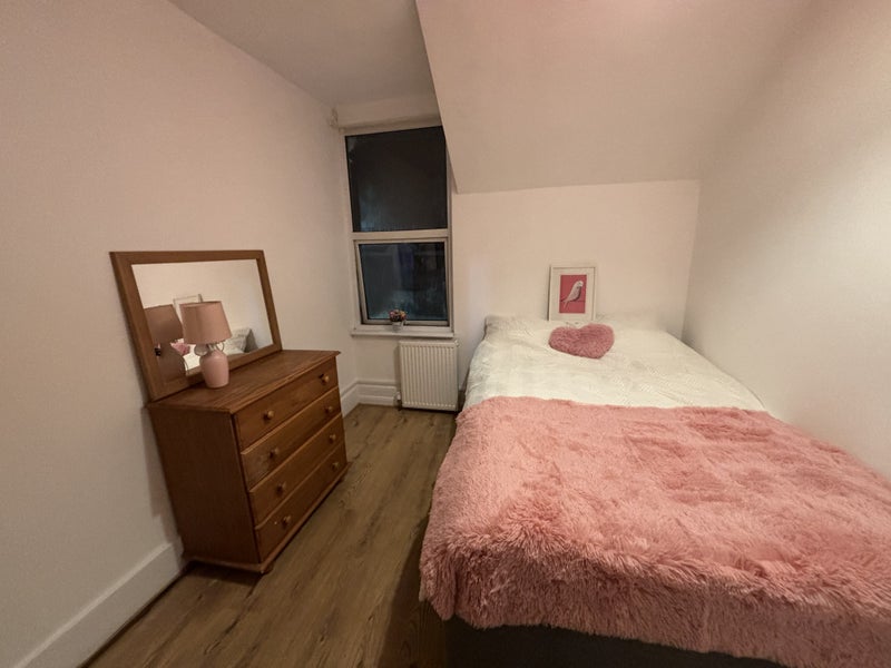 Large Double Room available in Friendly House - student accommodation in Earlsfield - img_4