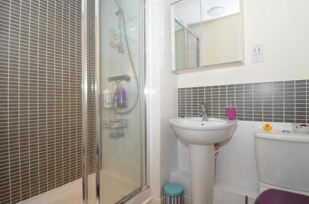 Ensuite loft near tube - quiet house student accommodation in Ruislip - img_5