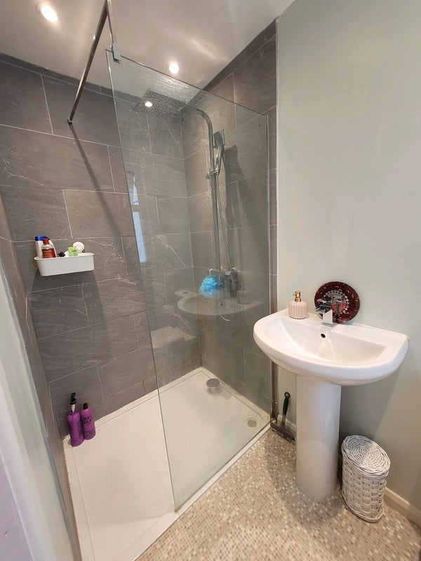 Large double room for female lodger own showeroom - student accommodation in Ryde - img_1
