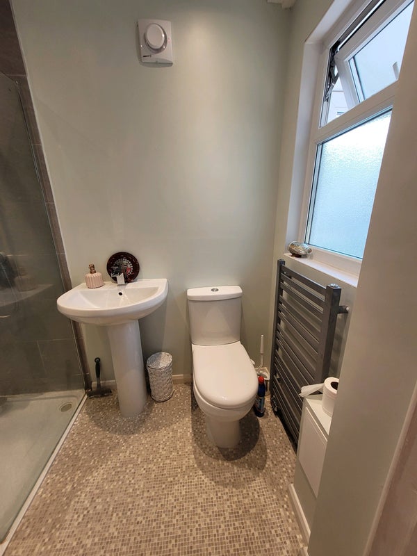 Large double room for female lodger own showeroom - student accommodation in Ryde - img_2