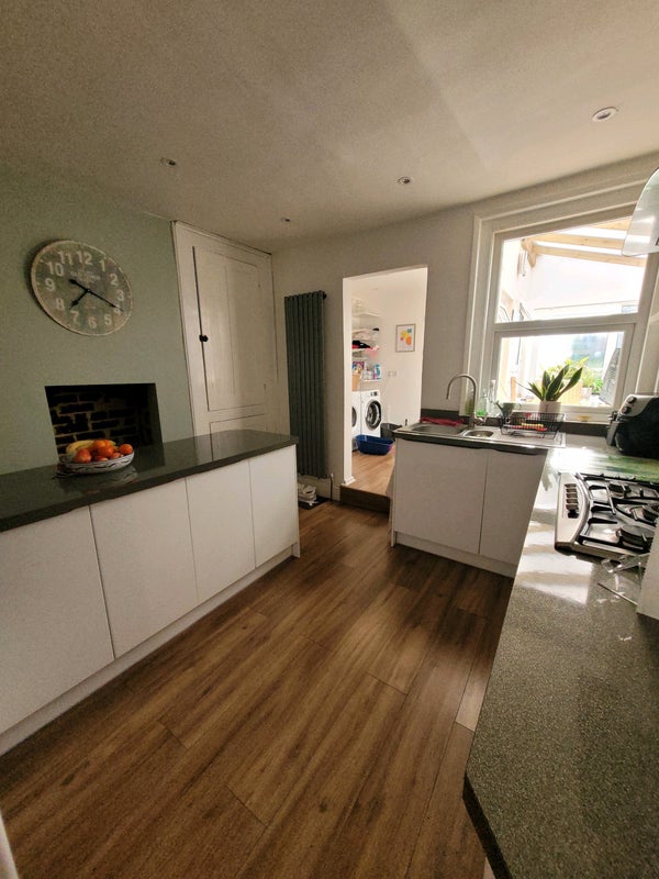 Large double room for female lodger own showeroom - student accommodation in Ryde - img_6