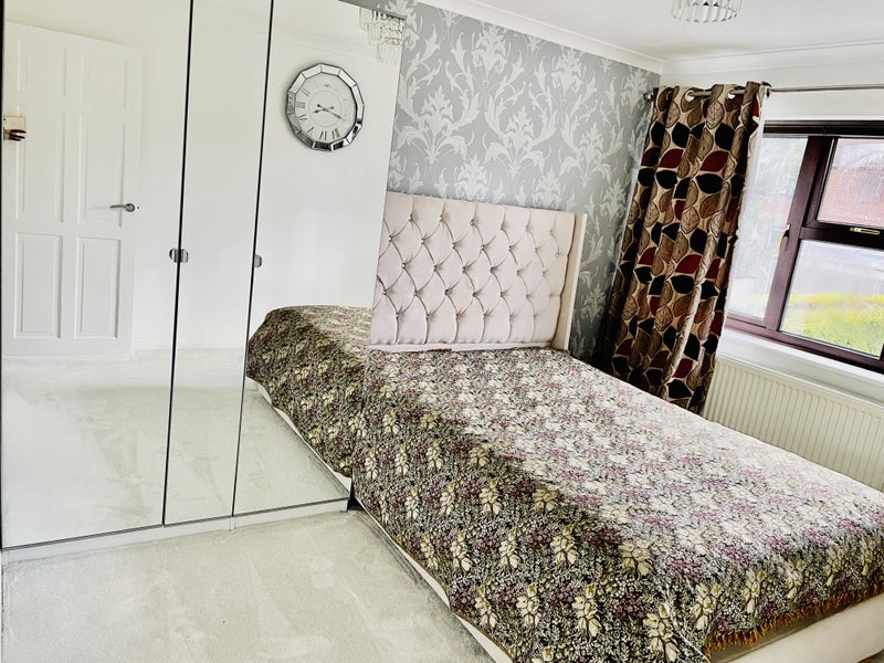 Large Double Room for Female, own bathroom - student accommodation in Milton Keynes - img_2